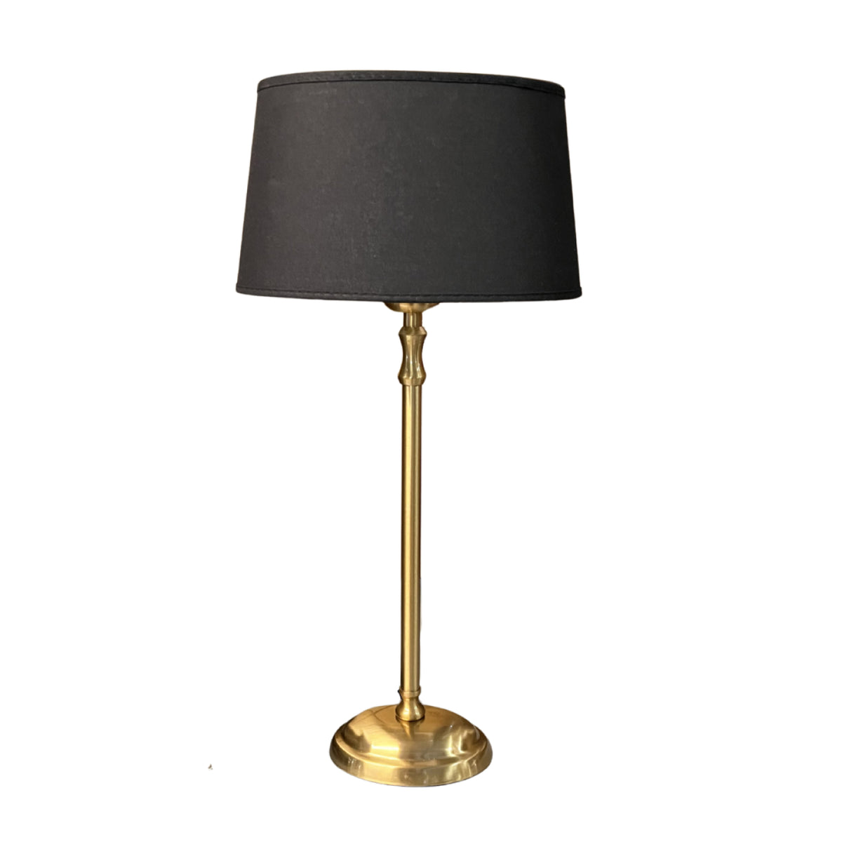 De messing lampenvoet straalt elegantie uit in een sfeervolle setting. Ideaal voor het creëren van een warme ambiance.