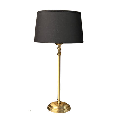De messing lampenvoet straalt elegantie uit in een sfeervolle setting. Ideaal voor het creëren van een warme ambiance.