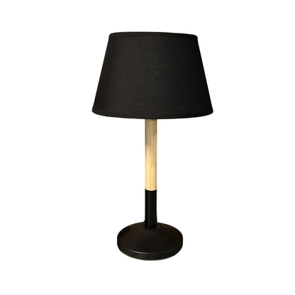 Deze Scandinavische lampenvoet in naturel geeft een warme uitstraling aan je interieur. Perfect voor een gezellige sfeer.