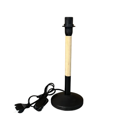 Natuurlijke lampenvoet in lichtbruin met zwart accent. Perfect voor een Scandinavische sfeer in jouw interieur.
