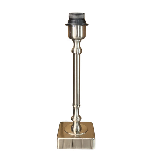 Elegante lampenvoet in nikkel, perfect voor een moderne uitstraling. Geschikt voor diverse lampenkappen en iedere ruimte.