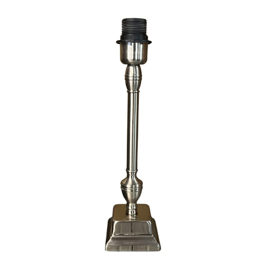 Deze nikkel lampenvoet van 34 cm biedt een moderne basis voor jouw favoriete lampenkap. Perfect voor elke interieurstijl.