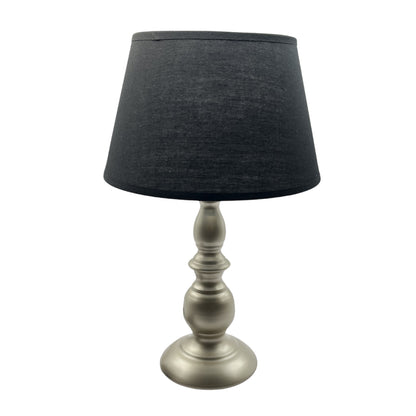Deze moderne lampenvoet in nikkel voegt een eigentijdse touch toe aan je interieur. Perfect voor een stijlvolle uitstraling.