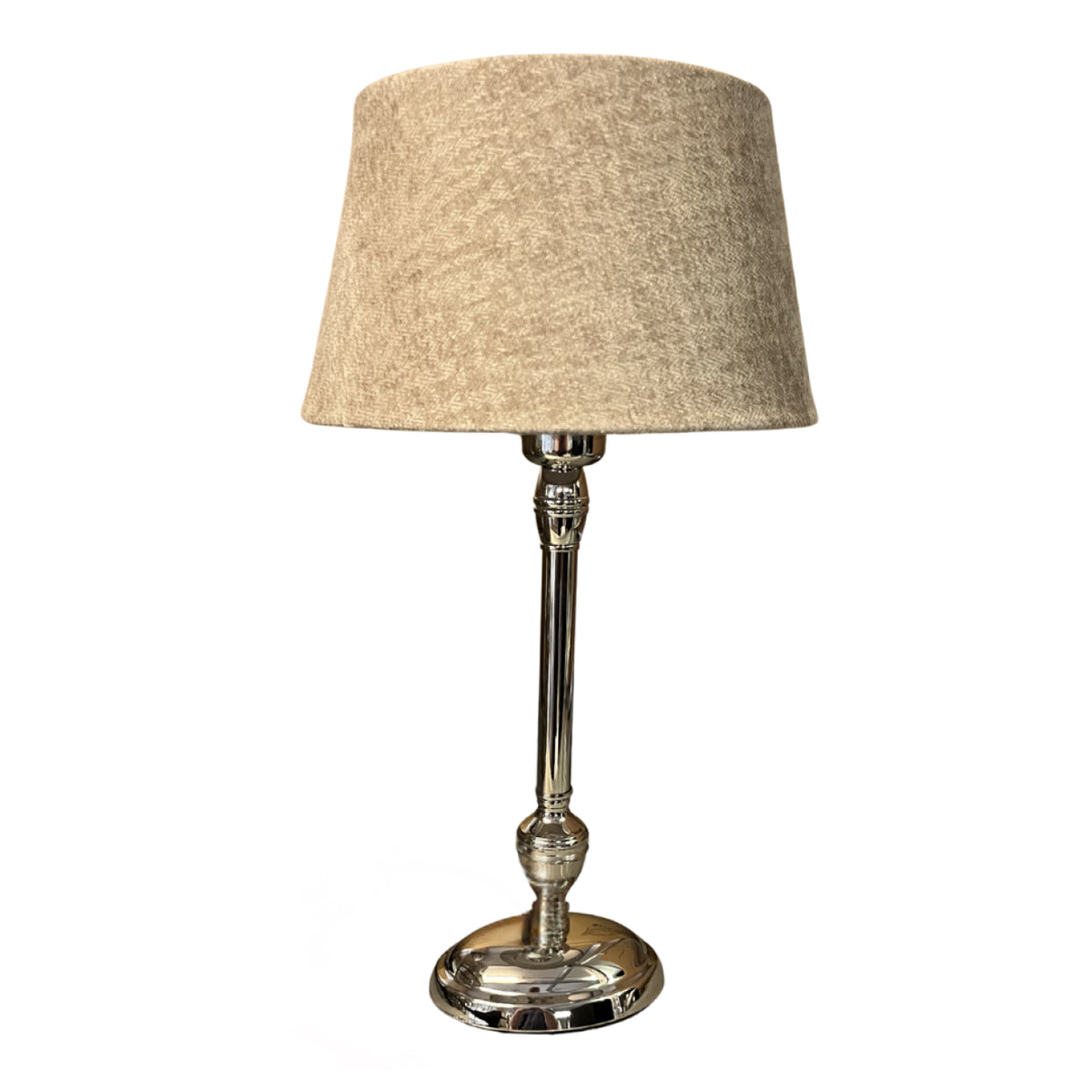 De nikkel lampenvoet van 33 cm straalt moderniteit uit. Perfect voor een eigentijdse inrichting en sfeervolle verlichting.