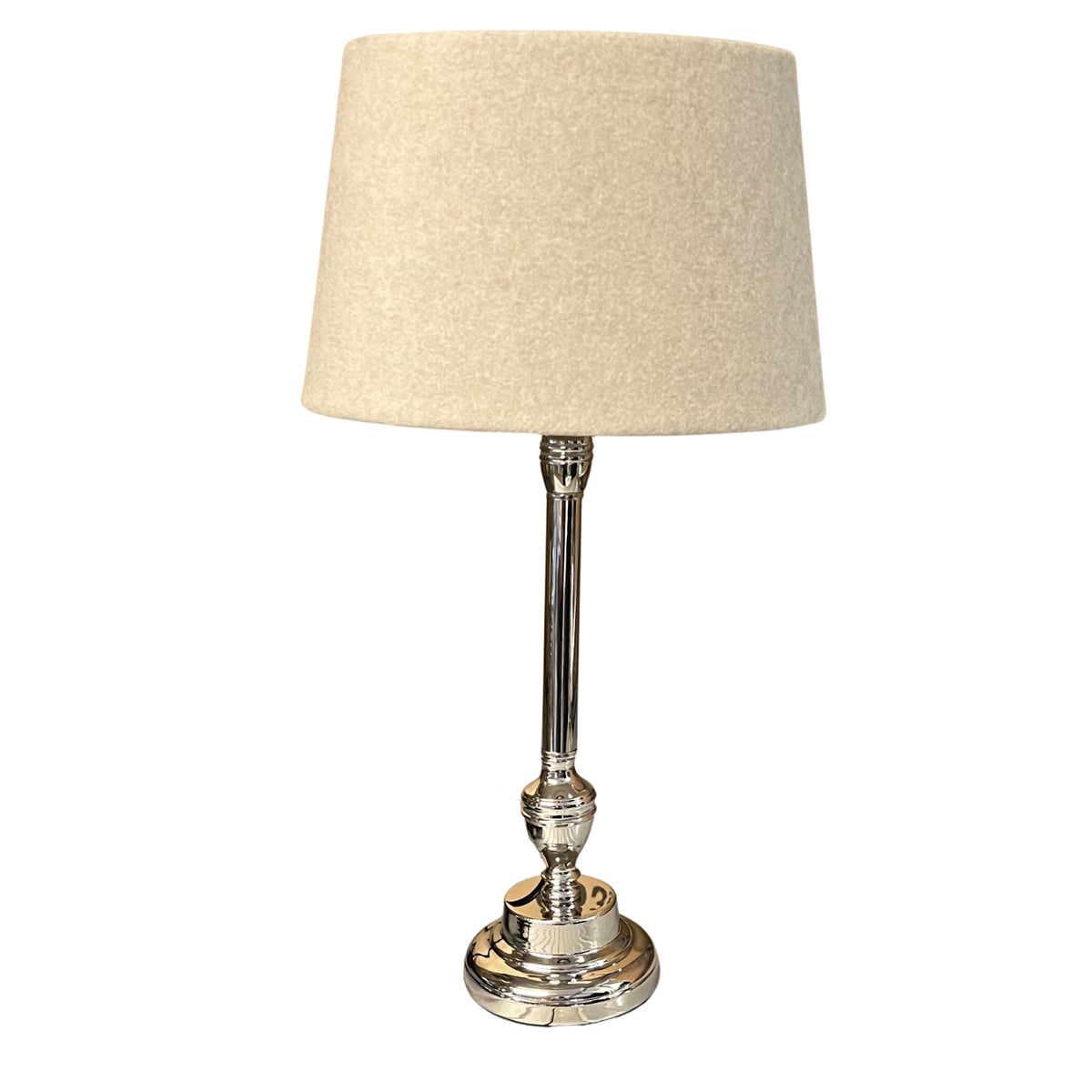De nikkel lampenvoet van 33,5 cm voegt een moderne touch toe aan je interieur. Perfect voor een eigentijdse uitstraling.