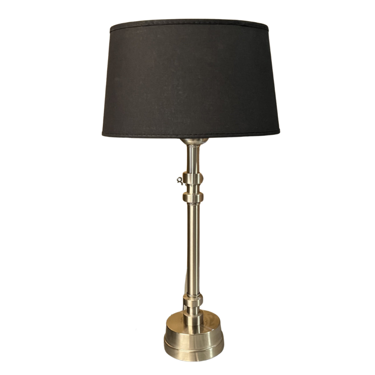 Moderne nikkel lampenvoet met een strakke uitstraling. Perfect voor een eigentijdse inrichting en sfeervolle accenten.
