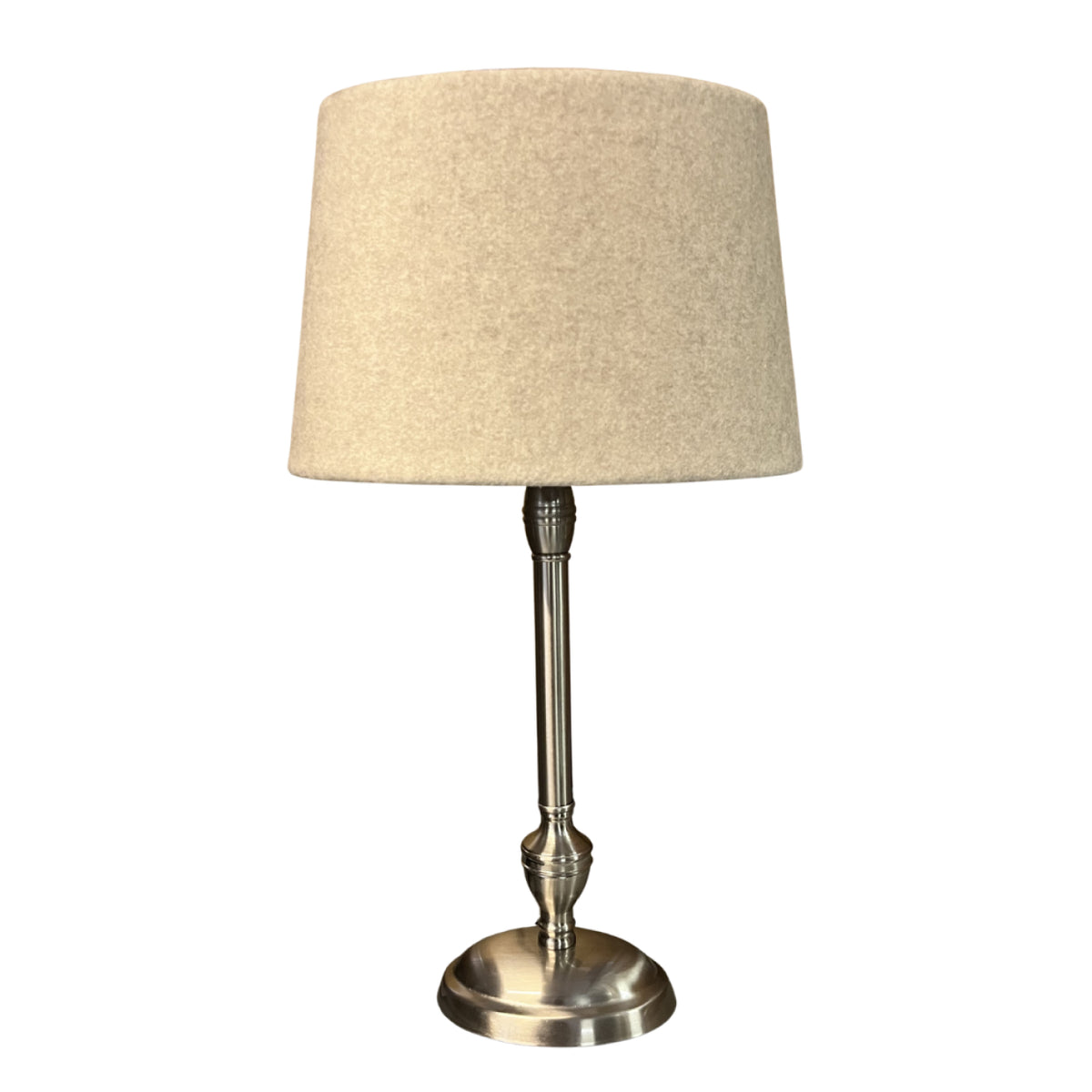 De nikkel lampenvoet in een sfeervolle setting brengt een moderne uitstraling. Perfect voor jouw persoonlijke lampenkap.
