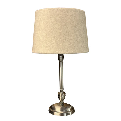 De nikkel lampenvoet in een sfeervolle setting brengt een moderne uitstraling. Perfect voor jouw persoonlijke lampenkap.
