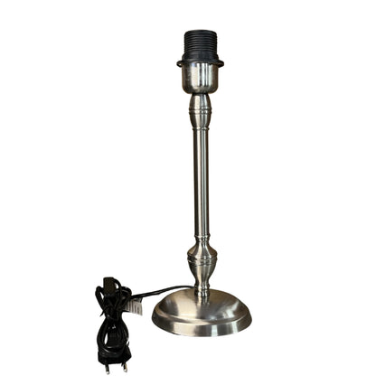 Gedetailleerde weergave van de nikkel lampenvoet van 33 cm. Deze moderne basis voegt een eigentijdse flair toe aan elke lamp.