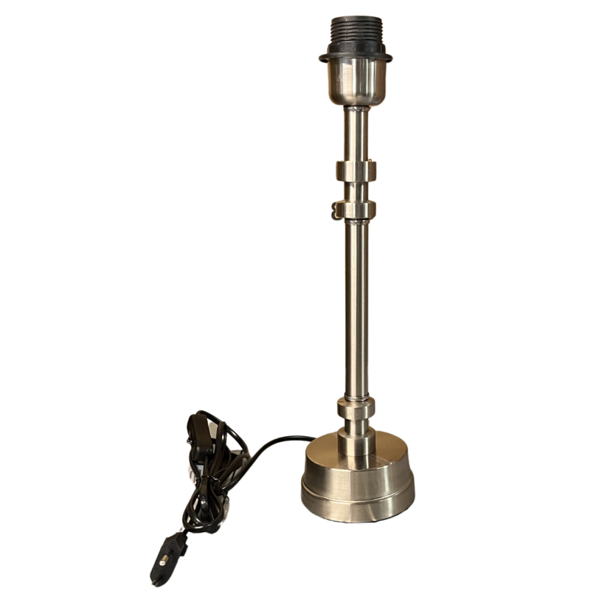 Deze nikkel lampenvoet heeft een moderne uitstraling. Perfect voor het creëren van een eigentijds tafellampontwerp.
