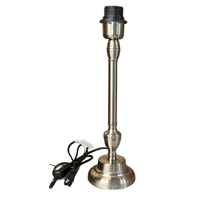 Deze nikkel lampenvoet van 33,5 cm voegt een moderne touch toe aan je interieur. Perfect voor elke stijl.