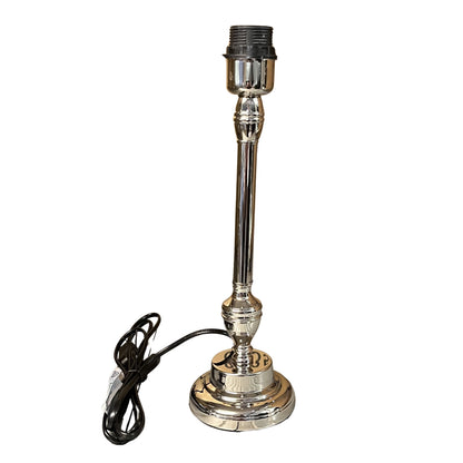 Deze nikkel lampenvoet van 33,5 cm geeft een moderne twist aan je interieur. Perfect voor elke stijlvolle lamp.