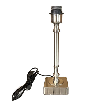Detailfoto van de nikkel lampenvoet T-659/0, perfect voor een moderne uitstraling. Geef jouw verlichting een nieuwe basis.