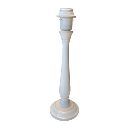 Deze witte lampenvoet voegt een tijdloze charme toe aan je interieur. Perfect voor het combineren met diverse lampenkappen.
