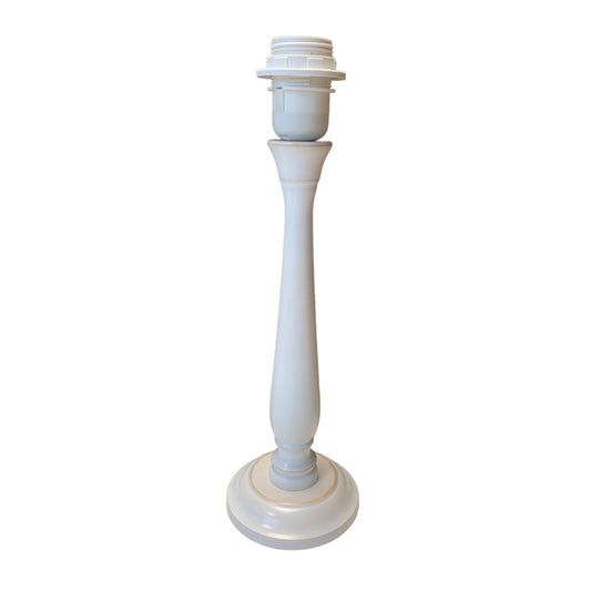 Deze witte lampenvoet voegt een tijdloze charme toe aan je interieur. Perfect voor het combineren met diverse lampenkappen.