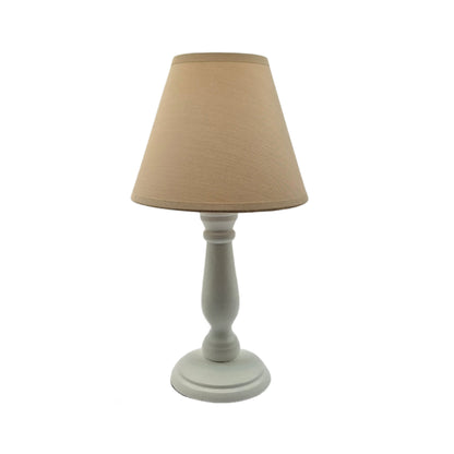 Deze witte lampenvoet van hout voegt een warme touch toe aan je interieur. Perfect voor een sfeervolle uitstraling.