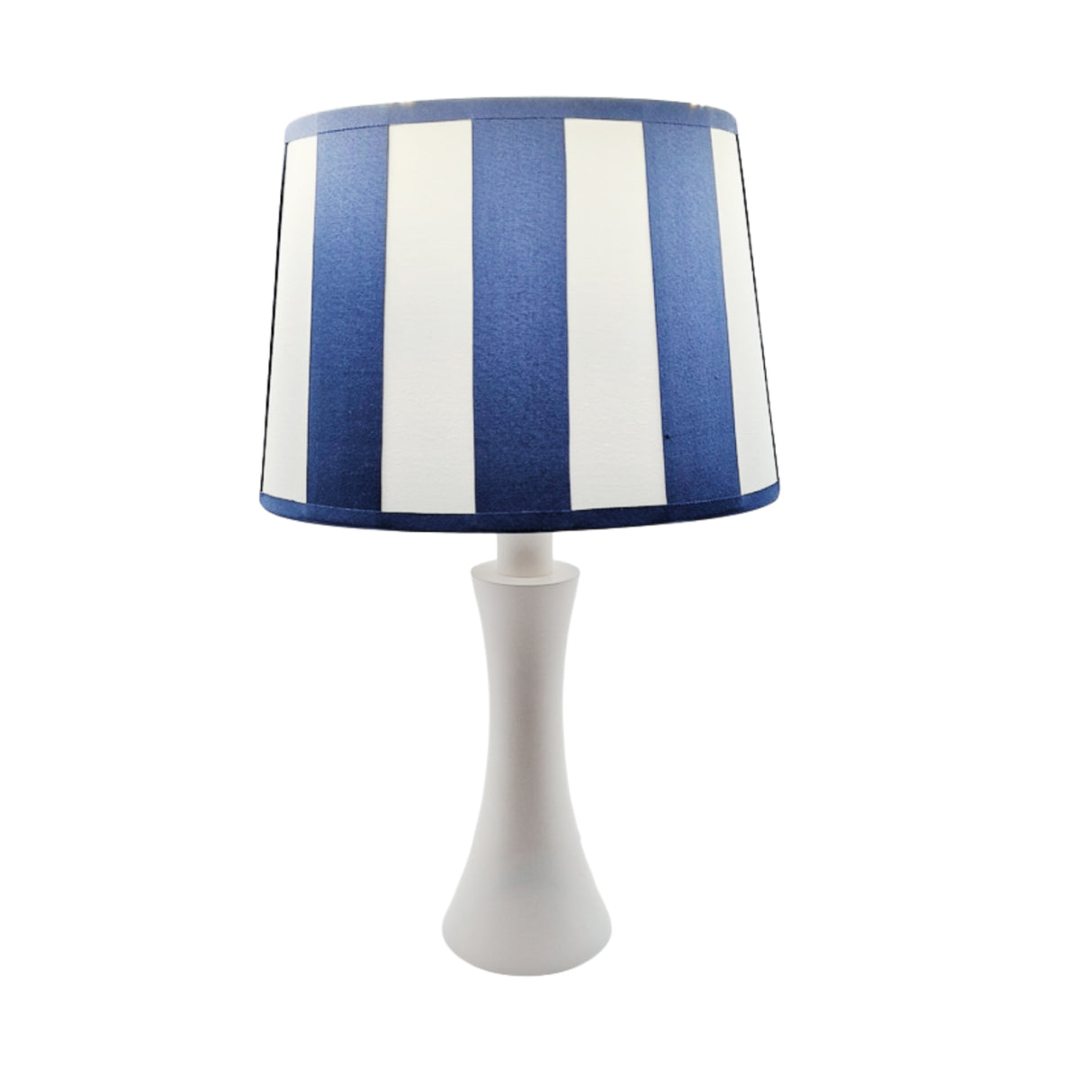 Deze witte lampenvoet in Scandinavische stijl voegt een frisse touch toe aan je interieur. Perfect voor elke ruimte!