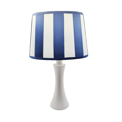 Deze witte lampenvoet in Scandinavische stijl voegt een frisse touch toe aan je interieur. Perfect voor elke ruimte!