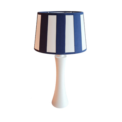 Deze witte lampenvoet van 31 cm voegt een frisse, moderne touch toe aan je interieur. Perfect voor elke kamer.