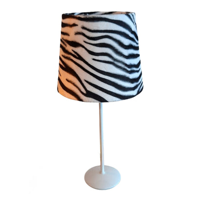 Strakke witte lampenvoet van 29 cm in een sfeervolle setting. Perfect voor een moderne en elegante uitstraling in huis.
