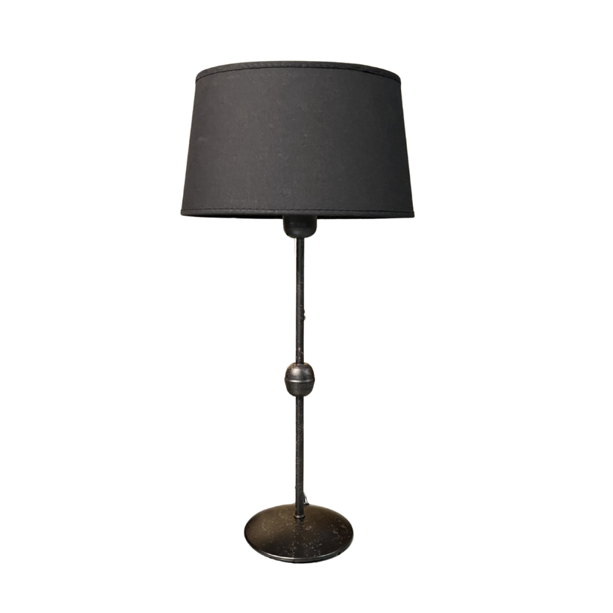 De zwarte lampenvoet van 38 cm voegt een moderne touch toe aan je interieur. Perfect voor een sfeervolle uitstraling.