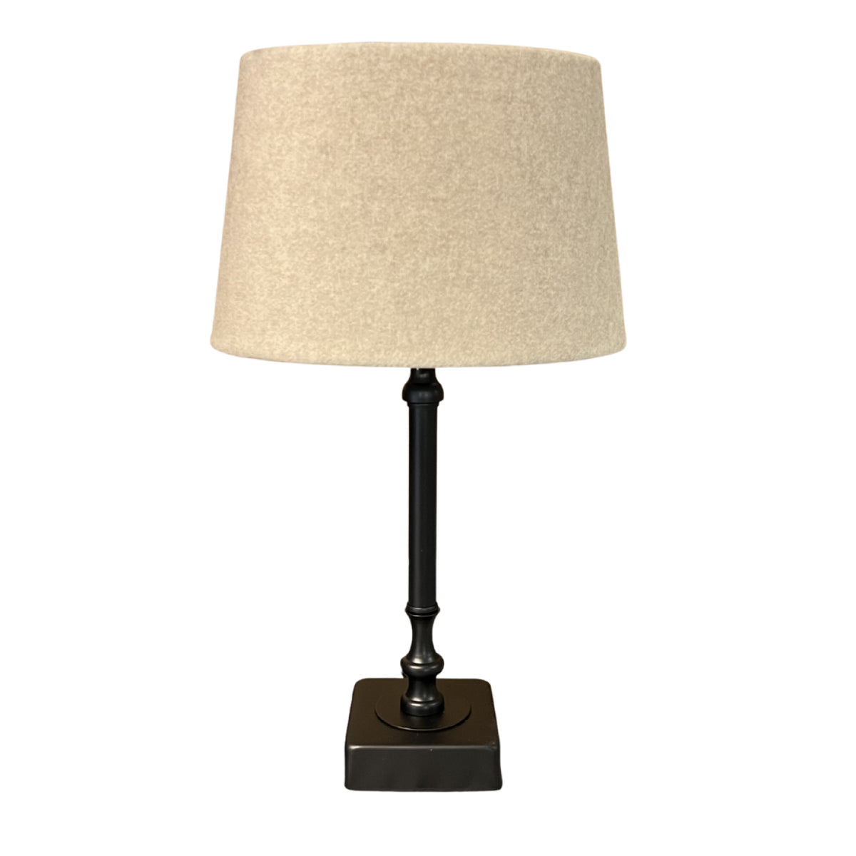 Deze zwarte lampenvoet straalt moderne elegantie uit en past in elke interieurstijl.