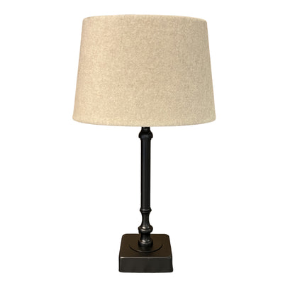 Deze zwarte lampenvoet straalt moderne elegantie uit en past in elke interieurstijl.