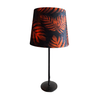 Deze moderne lampenvoet in zwart geeft een eigentijdse uitstraling aan je interieur. Perfect voor elke stijlvolle ruimte.