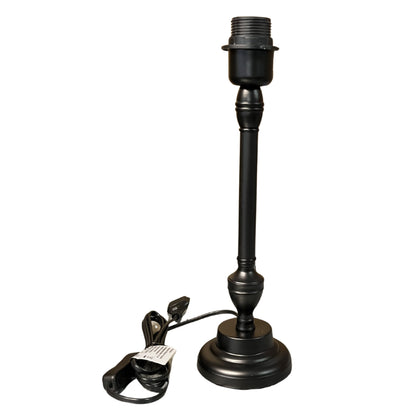Deze zwarte lampenvoet van 33,5 cm biedt een moderne touch aan jouw interieur. Perfect voor een stijlvolle lampcombinatie.