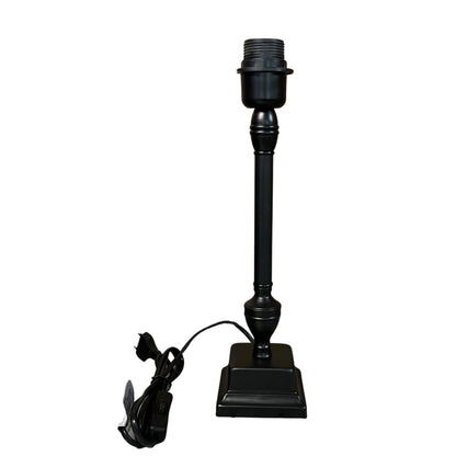 Deze zwarte lampenvoet van 34 cm voegt een moderne touch toe aan elke inrichting. Perfect voor het creëren van sfeer.