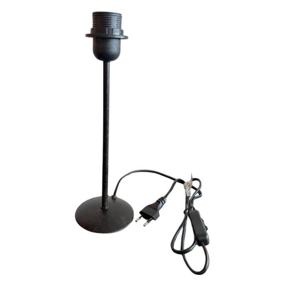 Detailopname van de moderne zwarte lampenvoet van 29 cm. Perfect voor het creëren van een eigentijdse sfeer in huis.