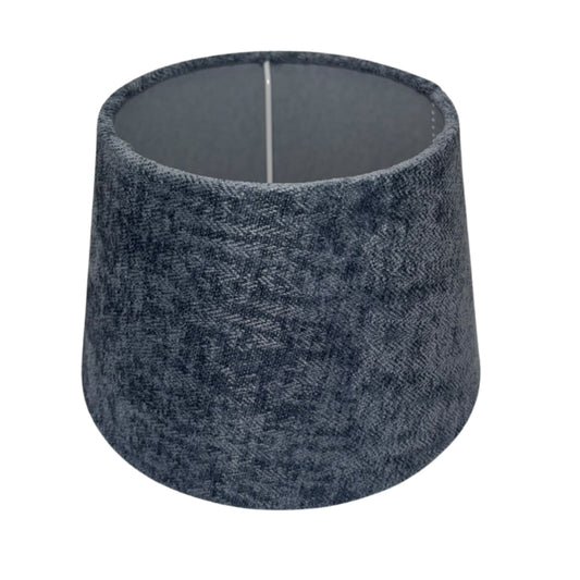 Deze lichtblauwe lampenkap van wol voegt een speelse touch toe aan je interieur.