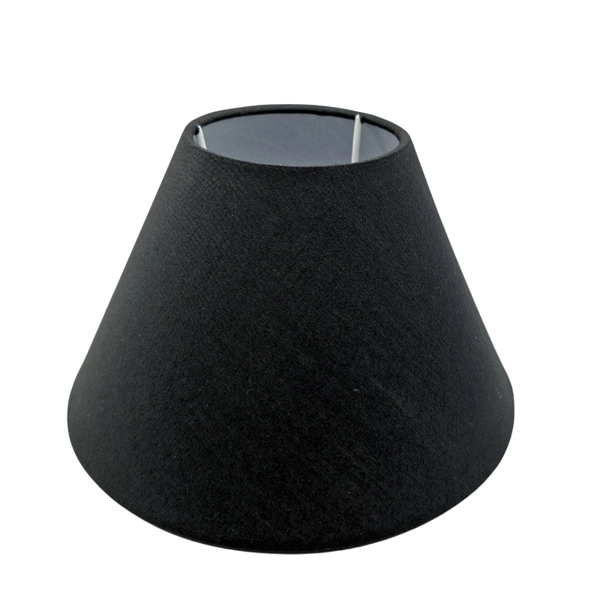 Een zwarte lampenkap van katoen met een minimalistisch ontwerp. Perfect voor een moderne uitstraling in elke kamer.