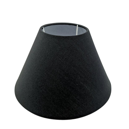 Een zwarte lampenkap van katoen met een minimalistisch ontwerp. Perfect voor een moderne uitstraling in elke kamer.