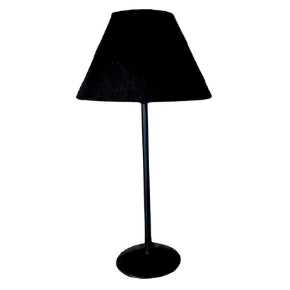 Minimalistische zwarte lampenkap van katoen voegt een moderne touch toe aan je interieur.