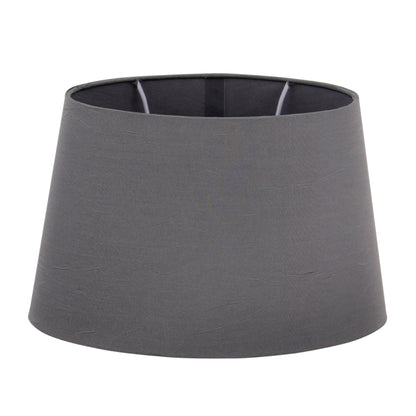 Deze antracieten lampenkap heeft een tijdloos ontwerp. Perfect voor een sfeervolle ambiance in elk interieur.