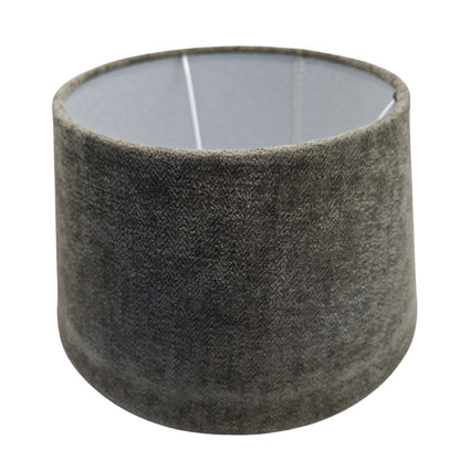 De antracieten lampenkap Drum voegt een moderne touch toe aan je interieur. Perfect voor een sfeervolle verlichting.