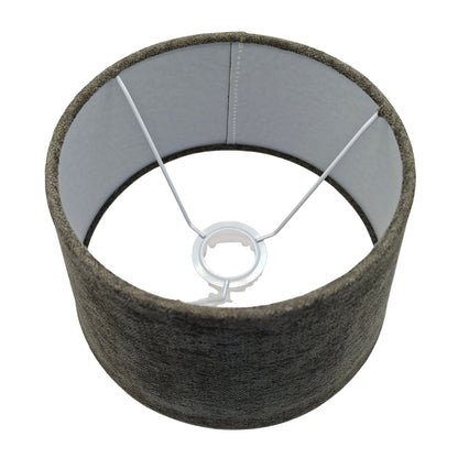 De antracietkleurige lampenkap Drum geeft een moderne touch aan je interieur. Perfect voor elke sfeervolle ruimte.