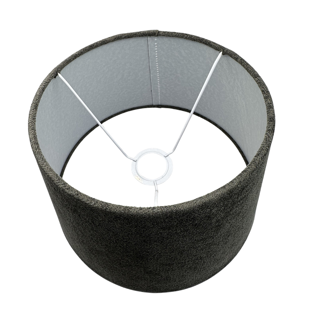 Een moderne antracietkleurige lampenkap met een strakke uitstraling. Perfect voor het creëren van een sfeervolle ambiance.