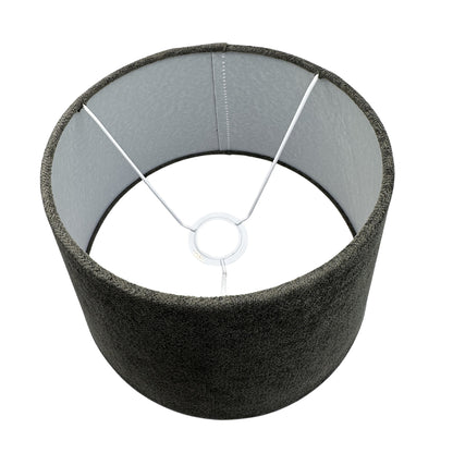 Een moderne antracietkleurige lampenkap met een strakke uitstraling. Perfect voor het creëren van een sfeervolle ambiance.