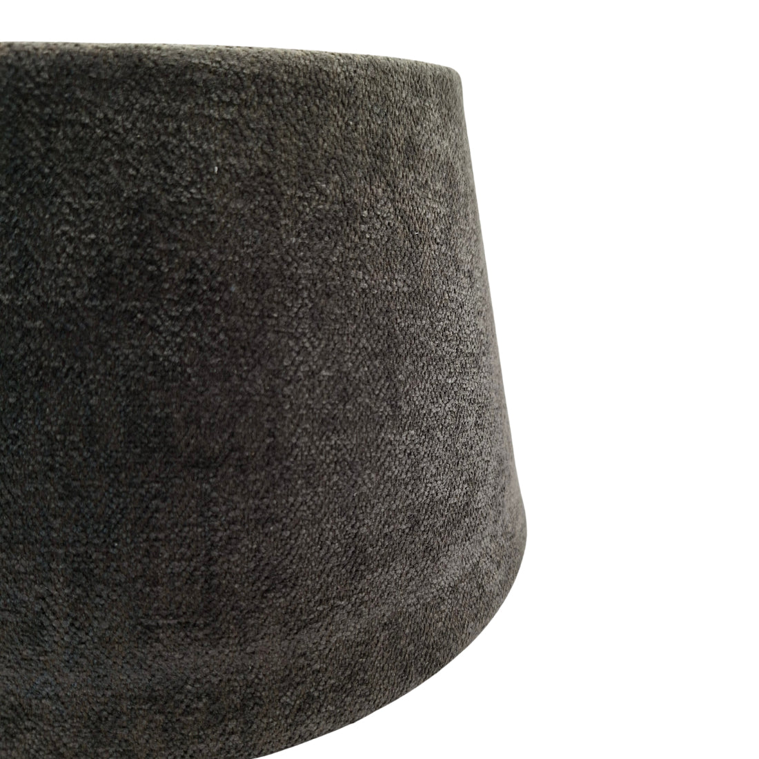 Deze antracietkleurige lampenkap in een drumvorm geeft een moderne uitstraling. Perfect voor sfeervolle verlichting in huis.