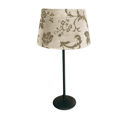 Deze mooie beige lampenkap voegt een warme sfeer toe aan je interieur. Perfect voor een gezellige ambiance in elke ruimte.