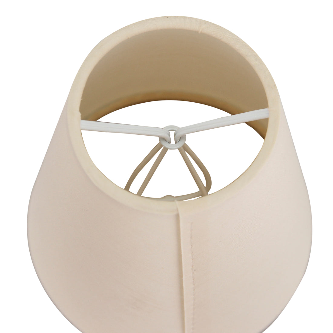 Beige lampenkap van 11 cm met een verfijnd ontwerp. Een stijlvolle toevoeging voor sfeervolle verlichting in elke kamer.