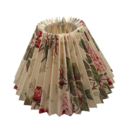 Creme lampenkap met een speelse mix van beige, groen en rood. Perfect voor een warme, gezellige sfeer in elke ruimte.