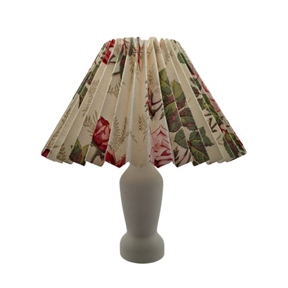 Voeg een vleugje kleur toe aan je interieur met deze lampenkap in crème, beige, groen en rood.