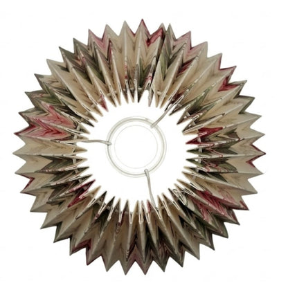 Detail van de lampenkap Top in warme tinten crème, beige en groen. Een verfijnde aanvulling voor elke sfeervolle ruimte.