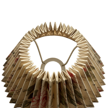 Deze lampenkap in warme kleuren voegt karakter toe aan elke ruimte. Perfect voor een sfeervolle verlichting!