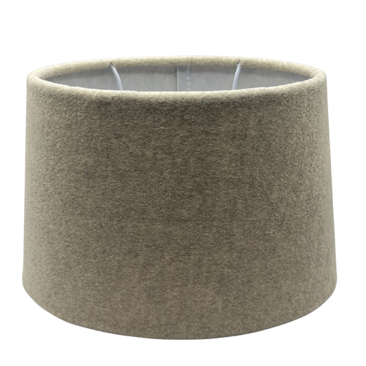 Beige lampenkap in moderne ovale vorm. Voeg een warme sfeer toe aan je interieur met deze stijlvolle kap.