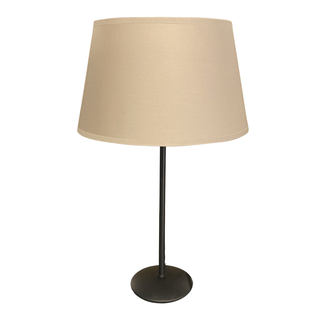 De cappuccino kleurige lampenkap in drumvorm voegt een warme sfeer toe aan je interieur.