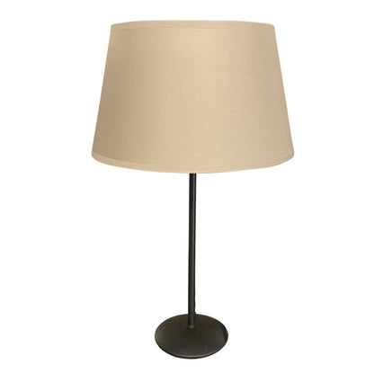 De cappuccino kleurige lampenkap in drumvorm voegt een warme sfeer toe aan je interieur.